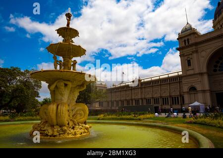 Der Hochgurtel-Brunnen vor dem Royal Exhibition Building in Melbourne wurde 1880 von Joseph Hochgurtel, einem Einwanderer aus Köln, und Hi entworfen Stockfoto