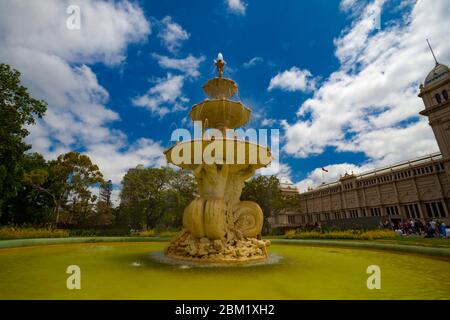 Der Hochgurtel-Brunnen vor dem Royal Exhibition Building in Melbourne wurde 1880 von Joseph Hochgurtel, einem Einwanderer aus Köln, und Hi entworfen Stockfoto