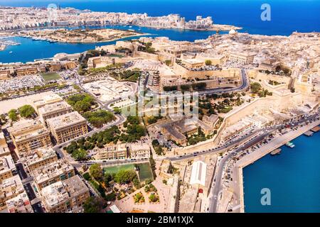 Valletta Hauptstadt Malta. Panoramahafen und blaues Meer. Luftansicht von oben Stockfoto
