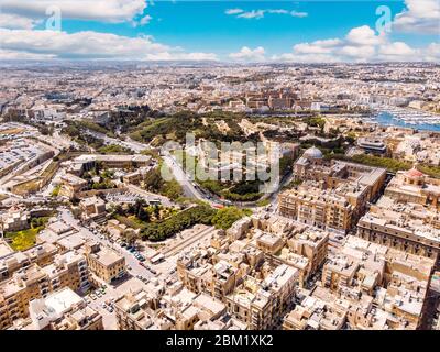 Valletta Hauptstadt Malta. Panoramahafen und blaues Meer. Luftansicht von oben Stockfoto