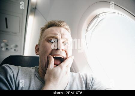 Konzept Aerophobie. Angst vor dem Fliegen im Flugzeug und in der Höhe Stockfoto