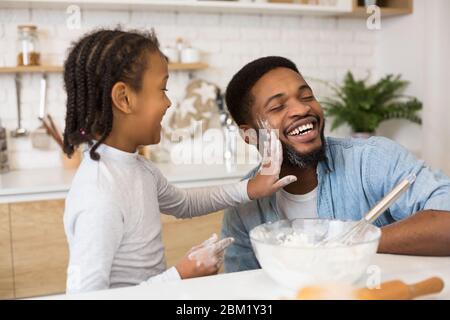 Fröhliche Vater und Tochter Spaß beim Kochen Stockfoto