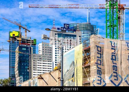 Warschau, Mazovia / Polen - 2020/05/02: Baustellen des Hochhaus-Bürogebäudes Generation Park (links) und Fabryka Norblina oder ArtNorblin comp Stockfoto