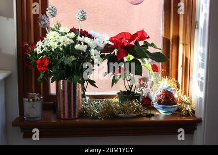 Weihnachten Weihnachtsschmuck und Blumen auf Fensterbank Stockfoto