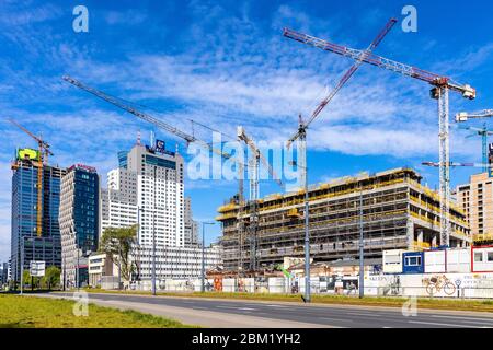 Warschau, Mazovia / Polen - 2020/05/02: Baustellen des Hochhaus-Bürogebäudes Generation Park (links) und Fabryka Norblina oder ArtNorblin comp Stockfoto