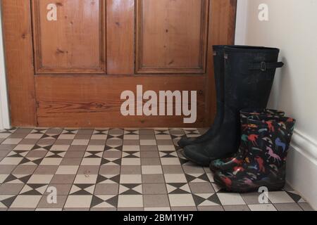 Wellington Stiefel vor der Haustür im viktorianischen Flur Stockfoto