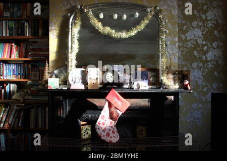 Weihnachtsstrumpf aufhängen bereit für Santa auf einem Mantelpiece Stockfoto