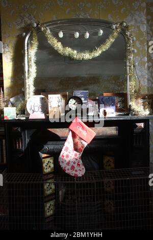 Weihnachtsstrumpf aufhängen bereit für Santa auf einem Mantelpiece Stockfoto