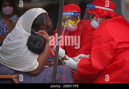 Colombo, westliche Provinz, Sri Lanka. Mai 2020. Sri Lanka Mediziner tragen Schutzkleidung Nehmen Sie am 19 6. Mai 2020 in Colombo während einer von der Regierung verhängten Ausgangssperre in einigen Teilen der Insel eine Blutprobe von einem Kind für einen Coronavirus-Test. Kredit: Pradeep Dambarage/ZUMA Wire/Alamy Live News Stockfoto