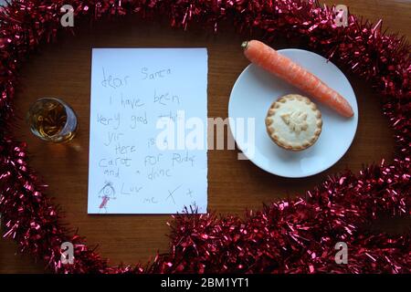 Am Weihnachtsabend werden für den Weihnachtsmann noch ein paar Kuchen und Getränke übrig gelassen Stockfoto