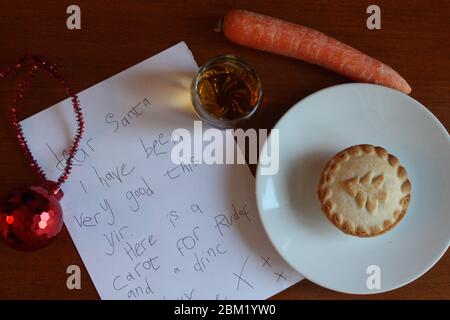 Am Weihnachtsabend werden für den Weihnachtsmann noch ein paar Kuchen und Getränke übrig gelassen Stockfoto