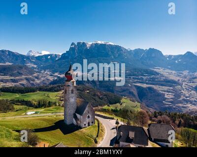 Kirche in Ritten bozen Alpen Italien. Luftaufnahme Stockfoto