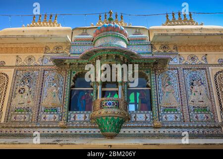 Ein reich verzierten Fenster des Pfaus Hof im City Palace, Udaipur, Indien Stockfoto