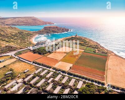 Golden Bay azurblauen Strand blaues Wasser Meer, Malta. Konzept Reisen. Luftbild Stockfoto