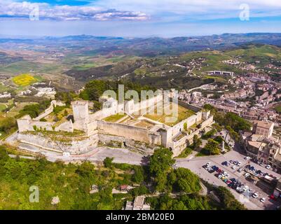 Lombardei-Schloss in Enna Sizilien, Italien. Luftbild. Stockfoto