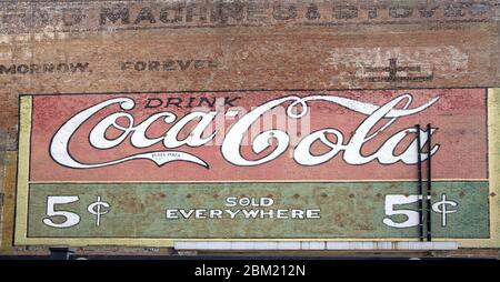 Altes Coca Cola Schild auf einer Ziegelwand in galveston auf galveston Insel texas gemalt Stockfoto