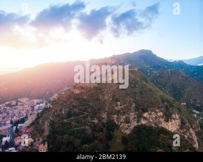 Taormina, Sizilien Italien Sonnenuntergang, Vulkan Ätna in Wolken. Luftbild Dronfoto, Dronfoto Stockfoto