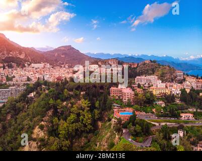 Taormina, Sizilien Italien Sonnenuntergang Landschaft. Luftaufnahme von oben, Drohnenfoto. Stockfoto