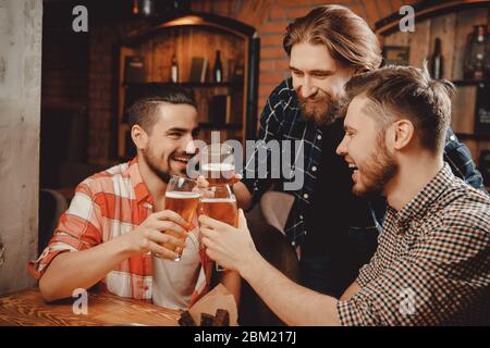 Gruppe von Freunden genießen Drink Pub Nachtclub. Konzept Freundschaft Stockfoto