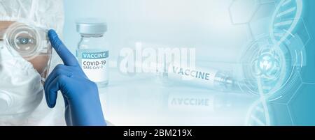 Arzt in einem Schutzanzug vor dem Hintergrund einer Spritze mit der Aufschrift Impfstoff. Entwicklung von Coronavirus-Impfstoffen Stockfoto