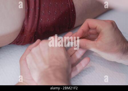 Ärzte Hand führen medizinische professionelle Akupunktur-Behandlung im Beauty-Spa auf mans Hand.Akupunktur, Akupressur mit Nadeln. Nadeln auf einem Mann s h Stockfoto