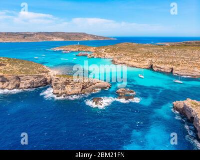 Panorama des Blue Lagoon Comino Malta. Cote Azur, türkis klares Wasser mit weißem Sand. Luftansicht Stockfoto