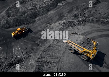 Tagebau Mine Industrie, große gelbe Bergbau LKW für Kohle, Draufsicht Luft Stockfoto