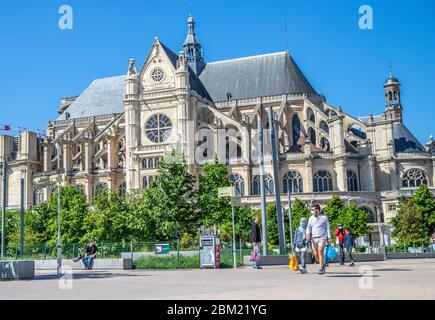 Maskierte pariser, die während der Sperre Coronavirus covid-19 vor der Kirche Saint Eustache in Paris spazieren Stockfoto