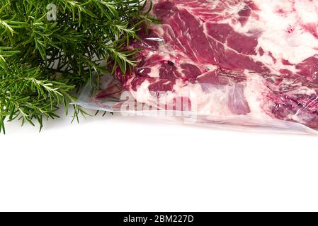 Schwein und Rosmarin Nahaufnahme. Rohes Fleisch, Schweinefleisch Hals und Schweinefleisch auf weißem Tisch. Copy space. Stockfoto