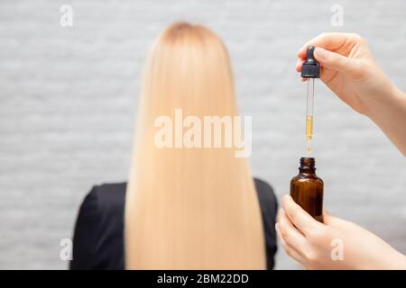 Master Friseur Verfahren Öl Haarbehandlung für Frau. Konzept Spa Salon. Stockfoto