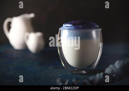 Dalgona Matcha zu Hause schöne Getränk serviert in einem Kaffeehaus. Stockfoto
