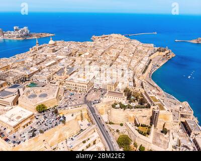 Valletta Hauptstadt Malta. Panoramahafen und blaues Meer. Luftansicht von oben Stockfoto