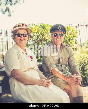 Re-enactors als Vintage 1940er Paar, Severn Valley Railway, Kriegszeit WWII Sommer Event, Großbritannien. Stockfoto