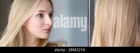 Charmante Dame und Reflexion Stockfoto