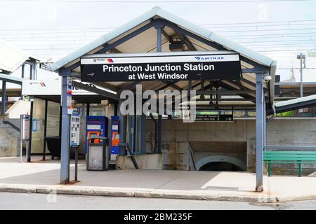 PRINCETON JUNCTION, NJ -3 MAY 2020- Blick auf den Princeton Junction Zug auf der NJ Transit Northeast Corridor Linie in New Jersey, USA. Stockfoto