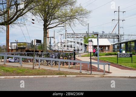 PRINCETON JUNCTION, NJ -3 MAY 2020- Blick auf den Princeton Junction Zug auf der NJ Transit Northeast Corridor Linie in New Jersey, USA. Stockfoto