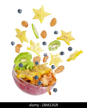 Superfood-Konzept. Müsli Cornflakes mit Joghurt und frisches Obst auf weiß isoliert. Stockfoto