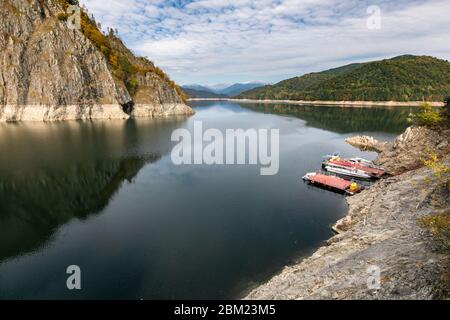 Ruhiger windloser Tag am Vidraru See schöne Landschaft Stockfoto