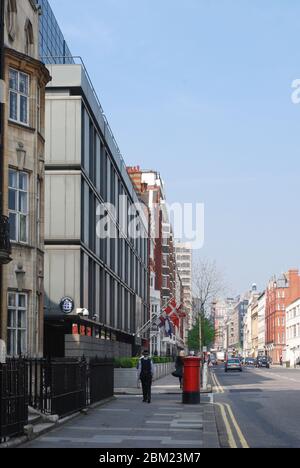 Modernistische Architektur Grauer Beton Stahl Königlich Dänische Botschaft, Botschaft von Island 55 Sloane St, Knightsbridge, London SW1X 9SR von Arne Jacobsen Stockfoto