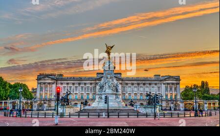 Das Victoria Memorial und Buckingham Palace in London, England Stockfoto