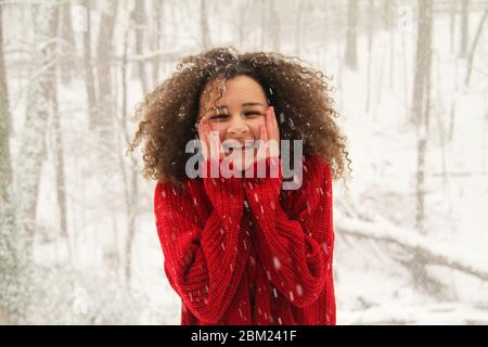 Ein junges Mädchen draußen während des Schneesturms Stockfoto