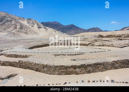 Die antike archäologische Stätte von Caral, in der Nähe von Supe, Provinz Barranca, Peru. Caral ist ein UNESCO-Weltkulturerbe Stockfoto