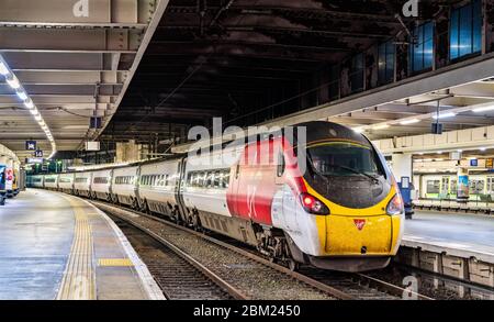 Expresszug am Bahnhof London Euston Stockfoto