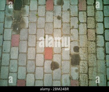 Isolierte Nahaufnahme von alten kontrastreiche Hydrauliköl Lenkflüssigkeit Leck Flecken von alten Auto auf Block Fertiger gepflasterte Auffahrt vor der Reinigung Stockfoto