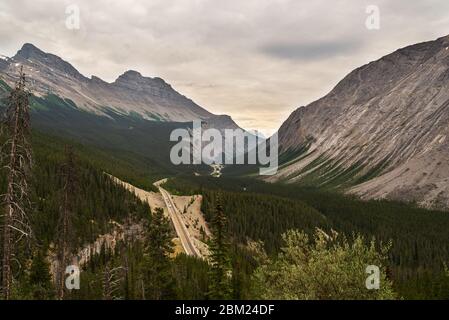 Naturlandschaften entlang des Trans-canada hwy von Calgary nach Banff, Alberta, Kanada Stockfoto