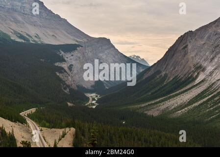 Naturlandschaften entlang des Trans-canada hwy von Calgary nach Banff, Alberta, Kanada Stockfoto