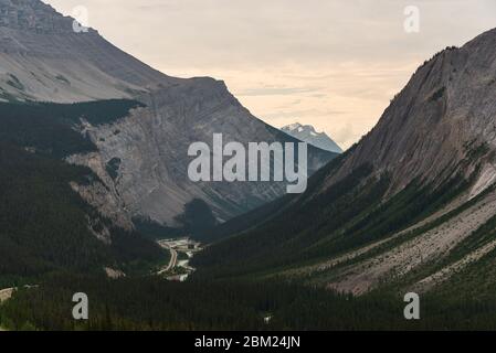 Naturlandschaften entlang des Trans-canada hwy von Calgary nach Banff, Alberta, Kanada Stockfoto