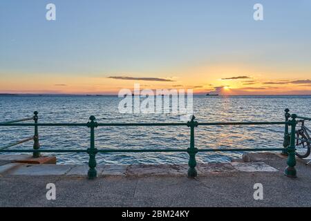 Toller Sonnenuntergang über der Ägäis. Von der Küste von Thessaloniki, Griechenland genommen. Stockfoto