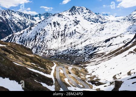 Luftaufnahme der Oberalppasse in Richtung Disentis im Kanton graubünden in den alpen in der Schweiz Stockfoto