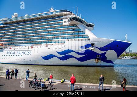 Blick auf die Regal Princess als das Schiff anlegt.Kreuzfahrtschiff Regal Princess hat in Rotterdam mit etwa neunhundert Europäern angedockt, mindestens zehn sind Holländer. Das Schiff bringt Besatzungsmitglieder von anderen Kreuzfahrtschiffen nach Europa zurück. Soweit bekannt, ist niemand mit dem Corona-Virus infiziert. Stockfoto